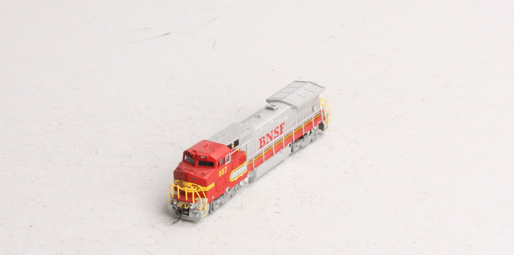 Atlas 48805 N Scale BNSF Dash 8-40BW Diesel Locomotive #557