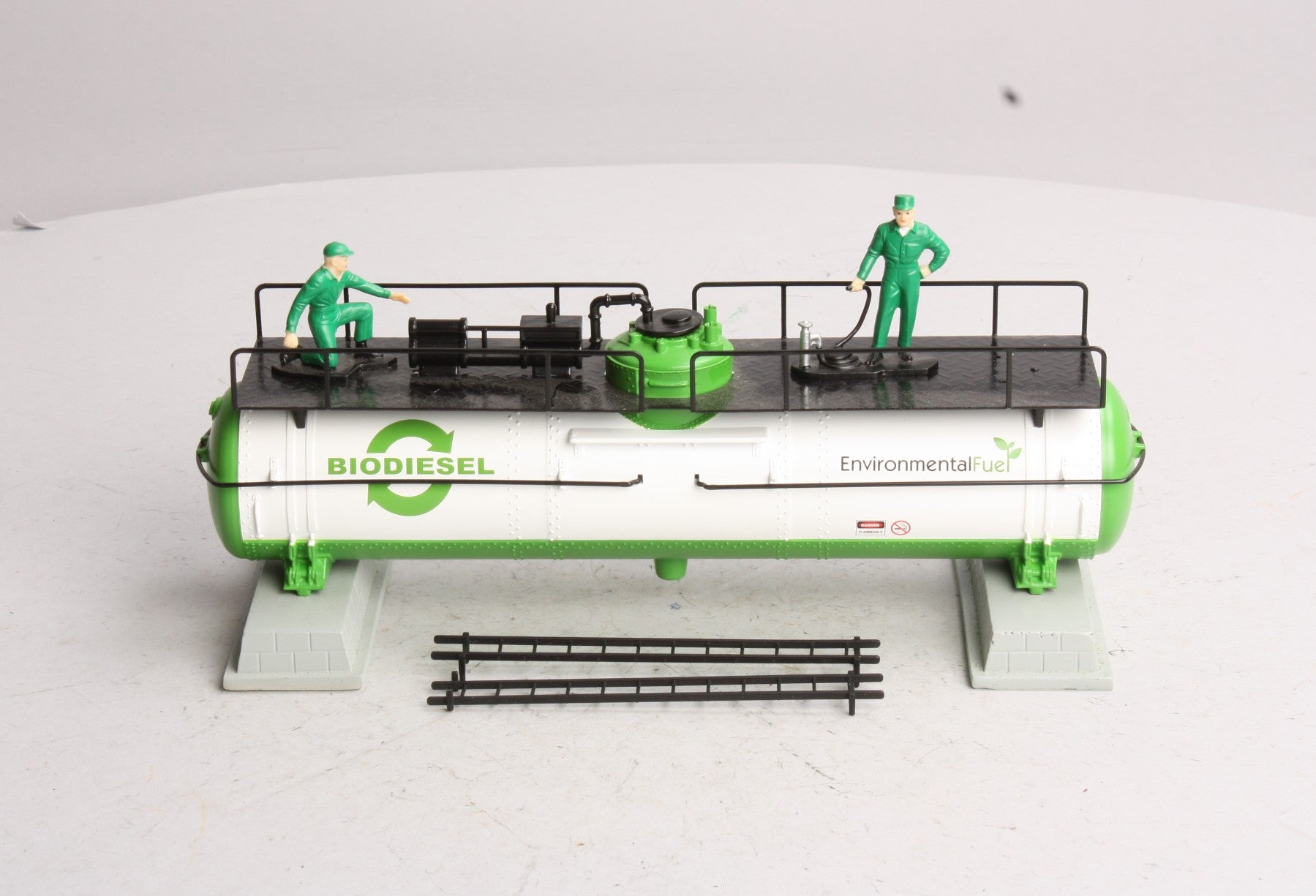 K-Line 6-22577 O Gauge Biodiesel Storage Tank with 2 Figures