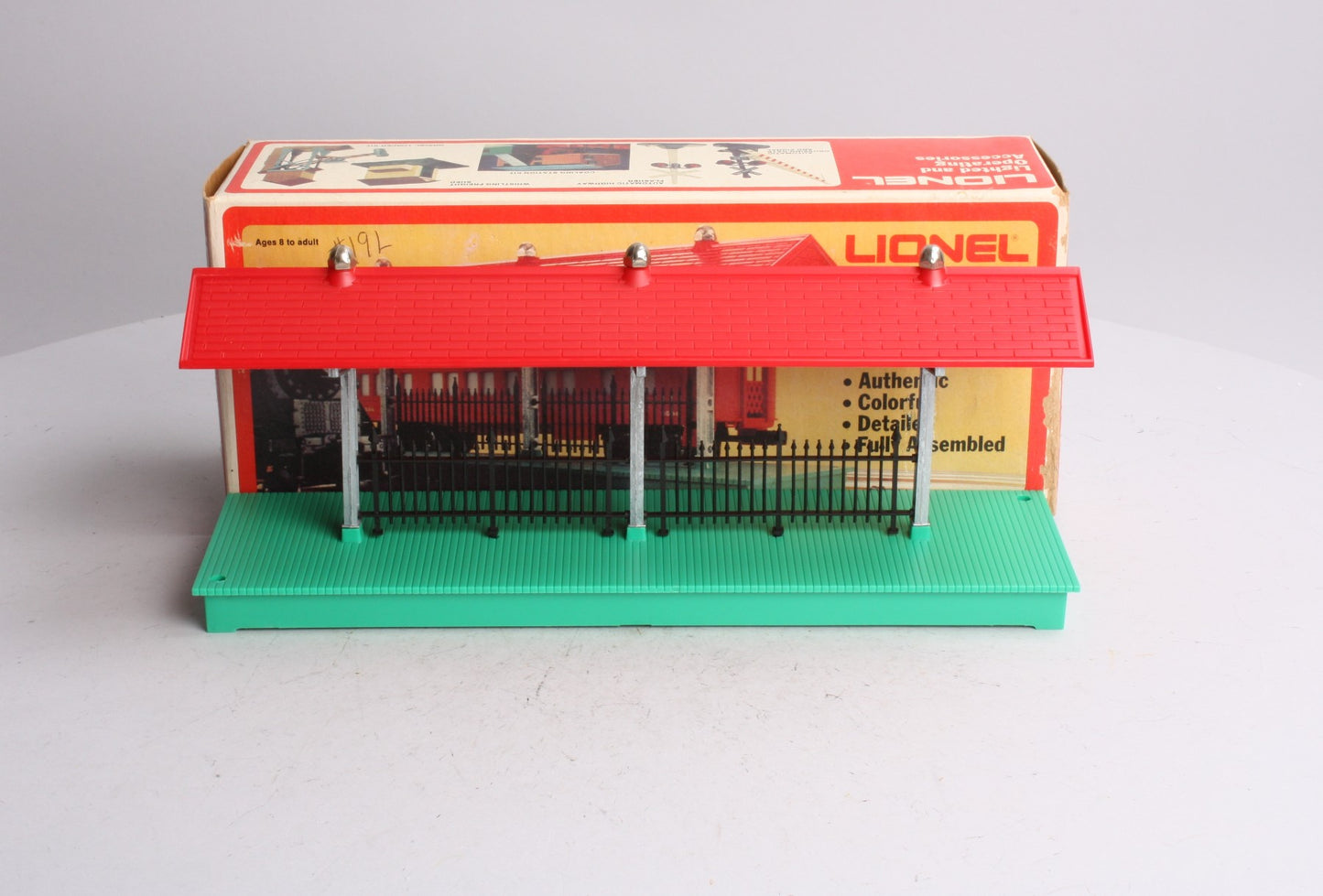 Lionel 6-2256 O Illuminated Passenger Station Platform EX/Box