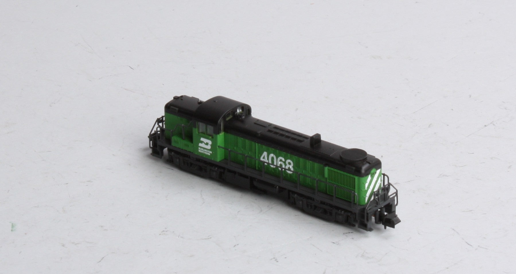 Atlas 42001 N Burlington Northern Alco RS-3 Powered Diesel Locomotive #4068 LN/Box