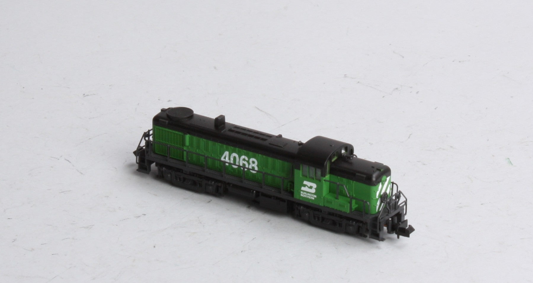 Atlas 42001 N Burlington Northern Alco RS-3 Powered Diesel Locomotive #4068 LN/Box