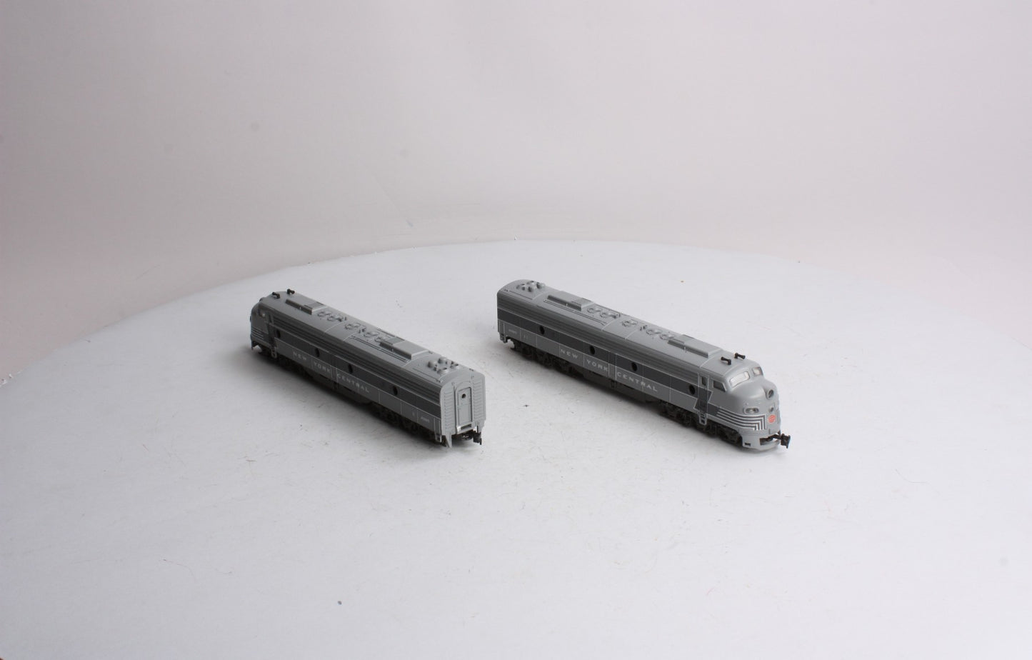 Rivarossi 1925 HO New York Central 2-Tone Grey E-8 AA Diesel Locomotive Set EX/Box