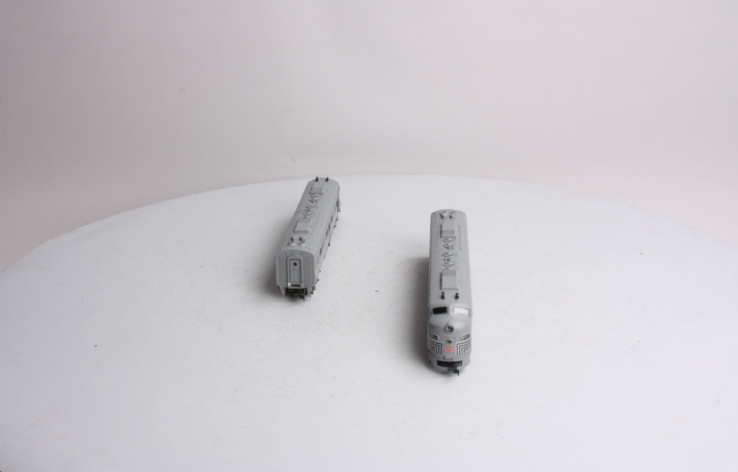 Rivarossi 1925 HO New York Central 2-Tone Grey E-8 AA Diesel Locomotive Set EX/Box