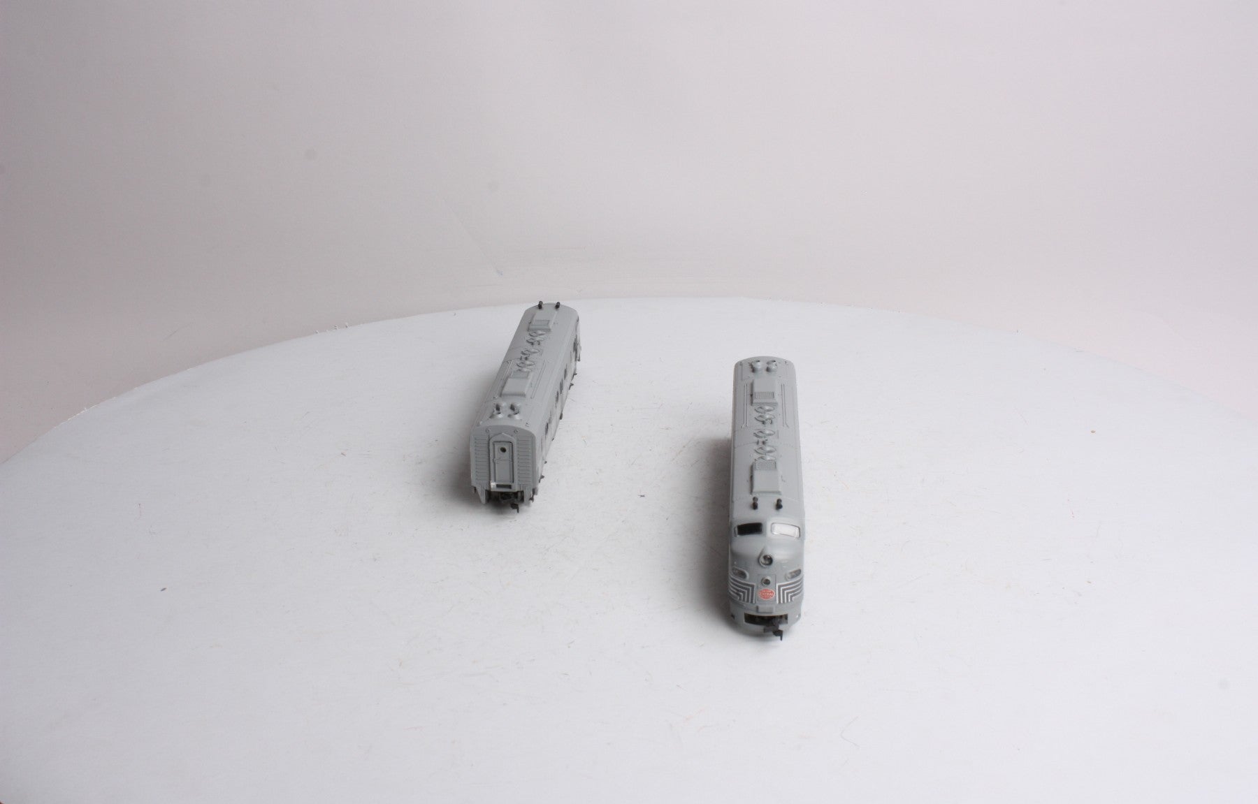 Rivarossi 1925 HO New York Central 2-Tone Grey E-8 AA Diesel Locomotive Set EX/Box