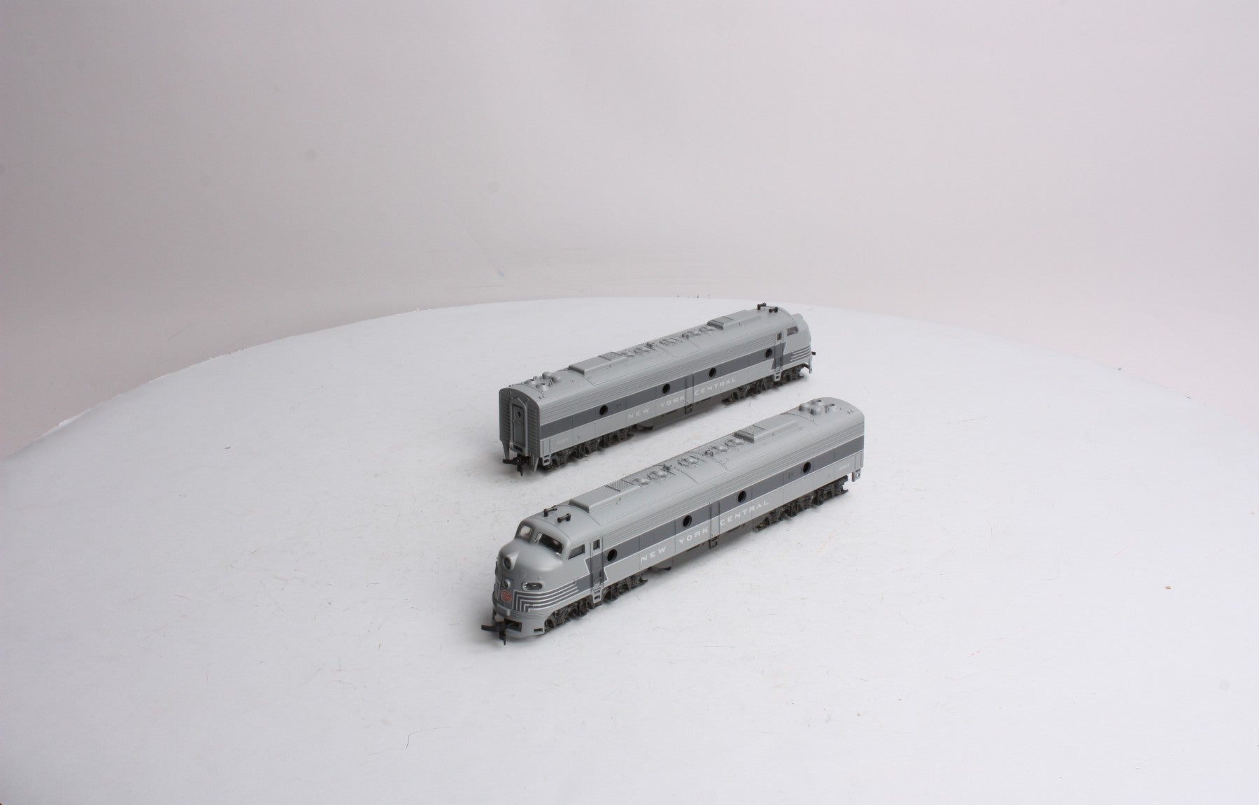 Rivarossi 1925 HO New York Central 2-Tone Grey E-8 AA Diesel Locomotive Set EX/Box