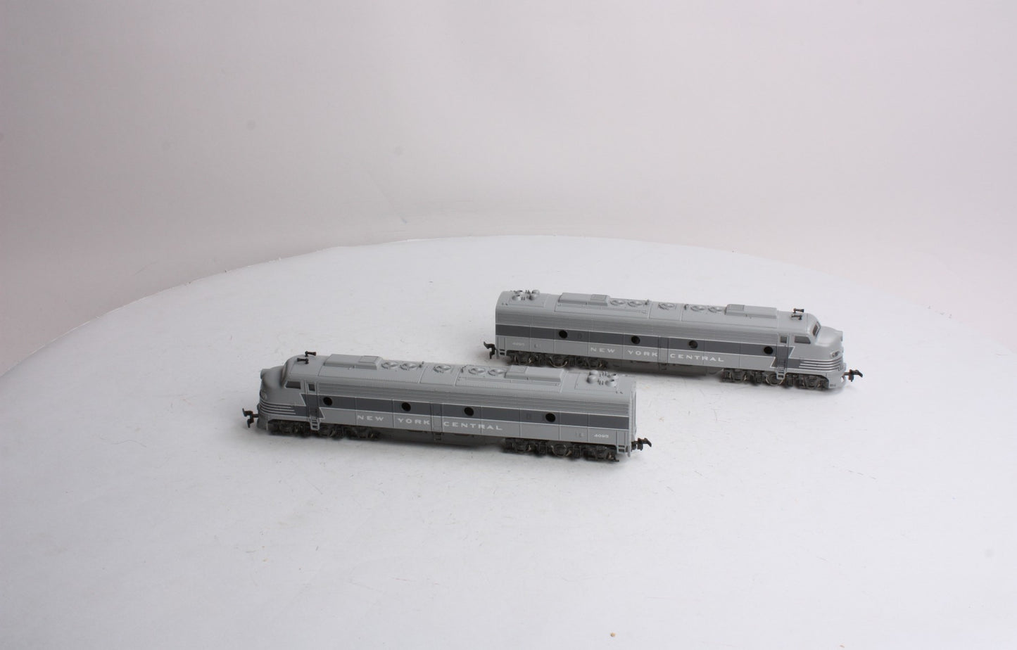 Rivarossi 1925 HO New York Central 2-Tone Grey E-8 AA Diesel Locomotive Set EX/Box
