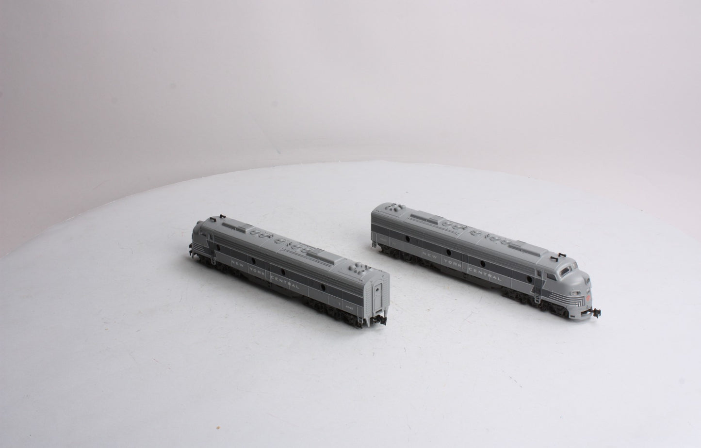 Rivarossi 1925 HO New York Central 2-Tone Grey E-8 AA Diesel Locomotive Set EX/Box