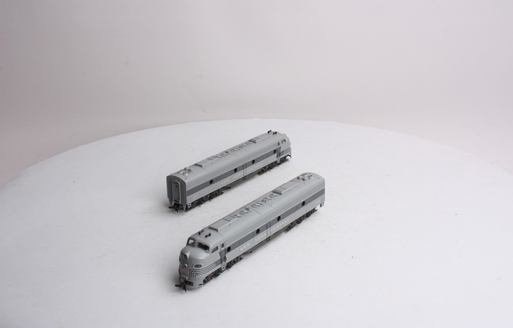 Rivarossi 1925 HO New York Central 2-Tone Grey E-8 AA Diesel Locomotive Set EX/Box