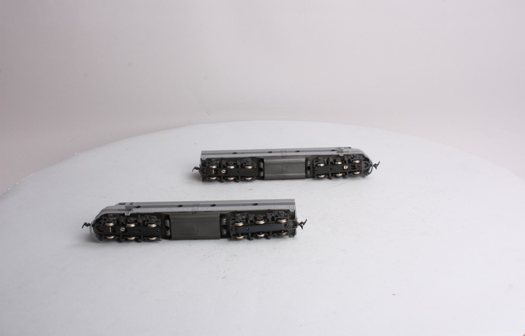 Rivarossi 1925 HO New York Central 2-Tone Grey E-8 AA Diesel Locomotive Set EX/Box