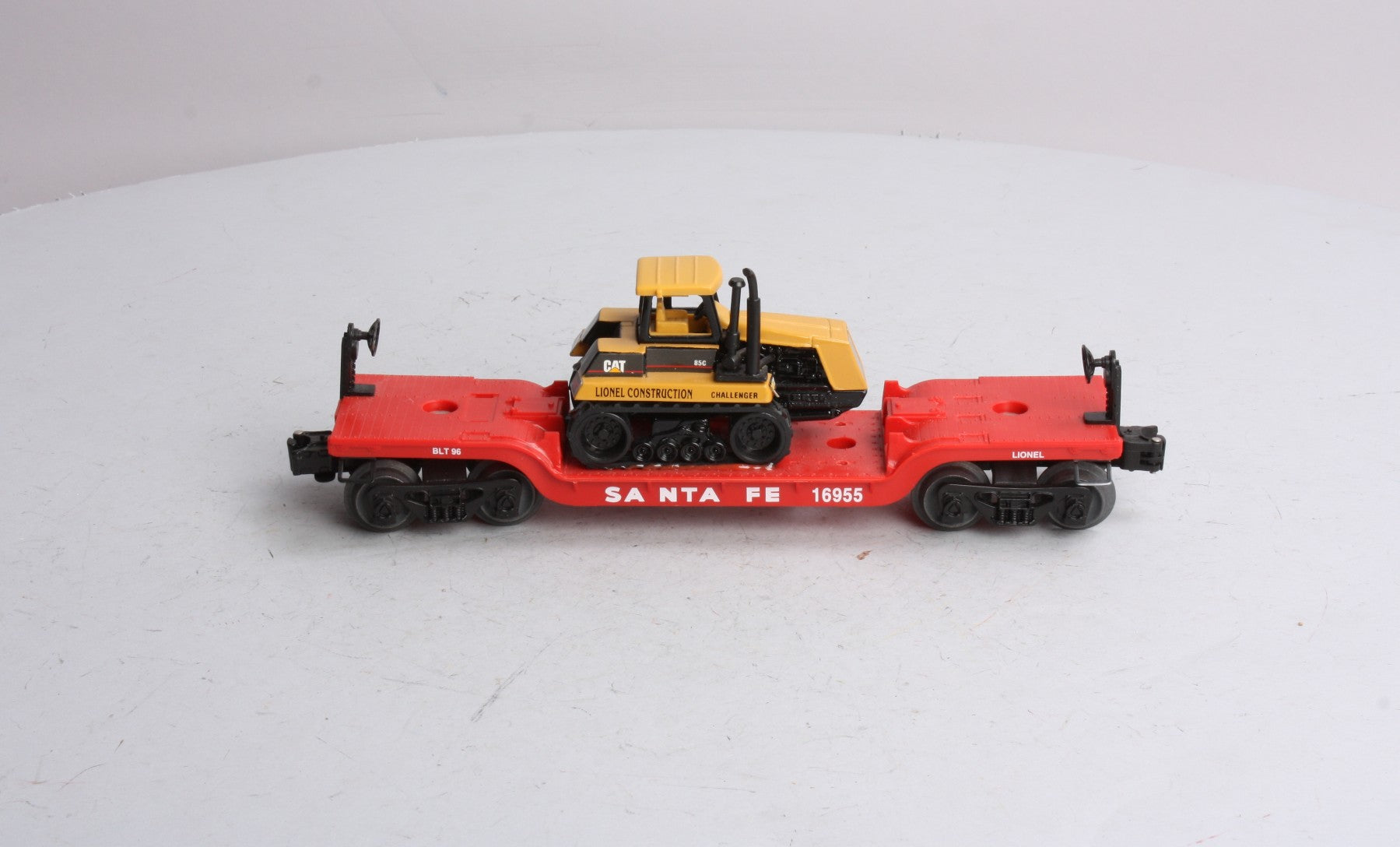 Lionel 6-16955 O Gauge Santa Fe Flatcar with Ertl Challenger LN/Box