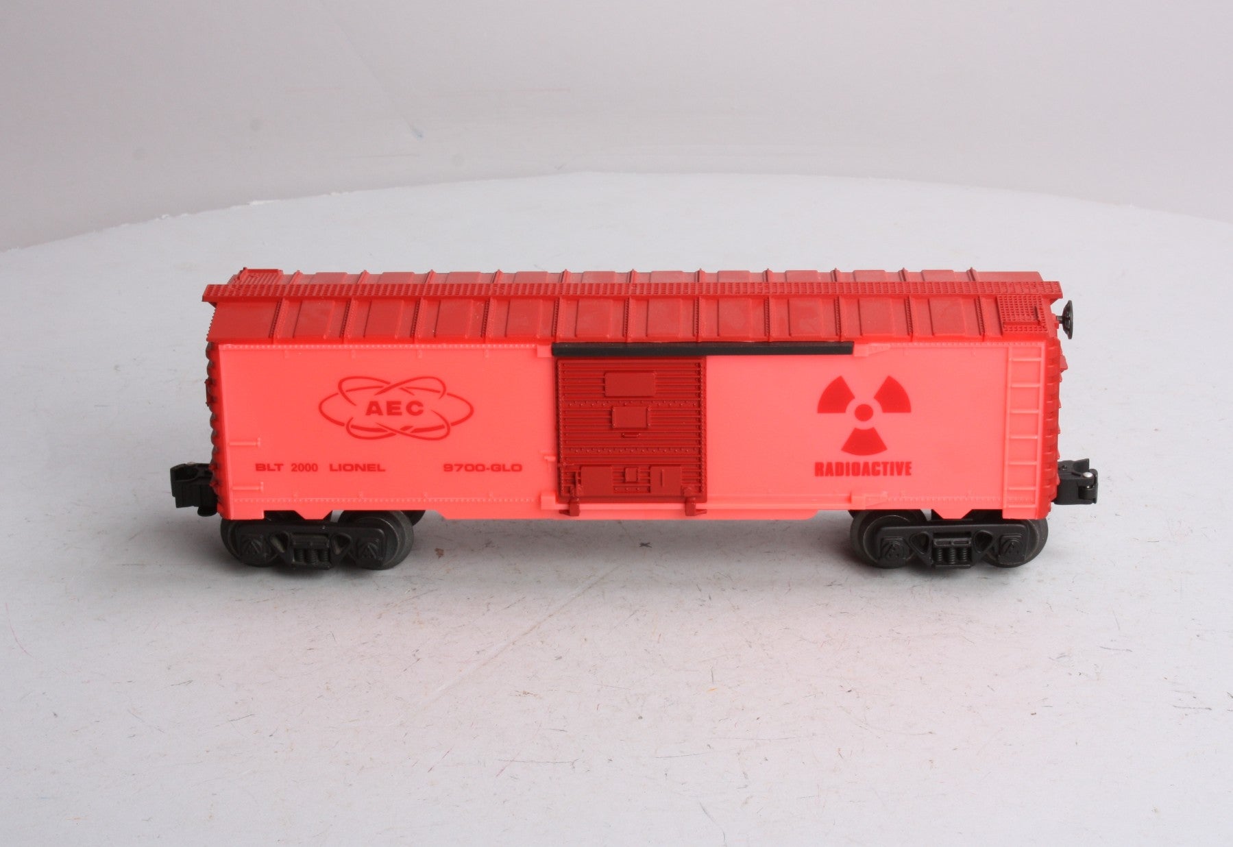 Lionel 6-26288 O Gauge Atomic Energy Commission Glow in the Dark Red Boxcar NIB