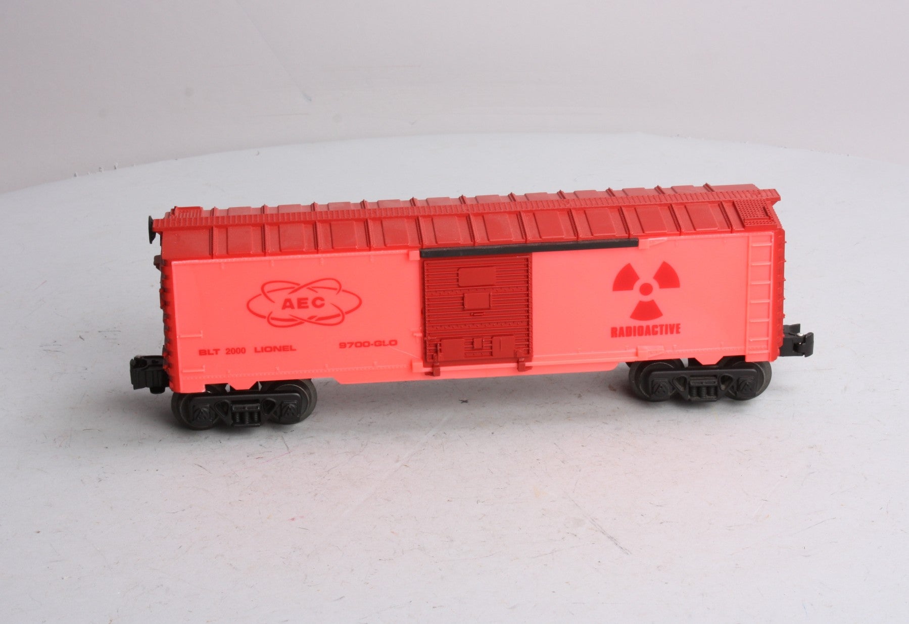 Lionel 6-26288 O Gauge Atomic Energy Commission Glow in the Dark Red Boxcar NIB