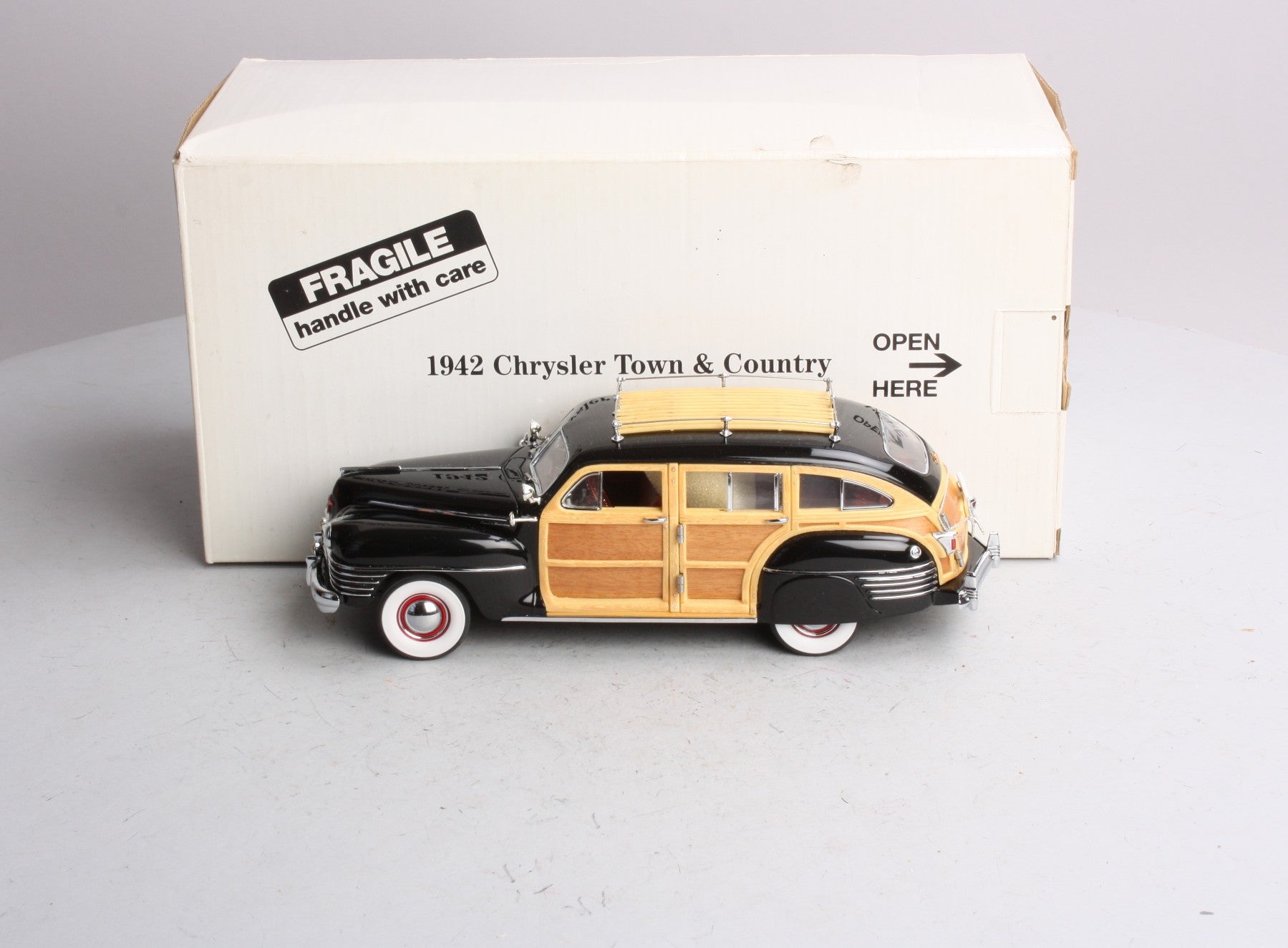 Danbury Mint 1942 1:24 Diecast 1942 Chrysler Town & County Convertible NIB