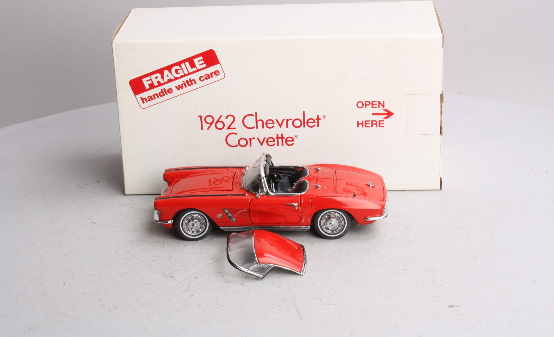 Danbury Mint 1962 1:24 Scale Red 1962 Chevrolet Corvette W/Removable Top Diecast