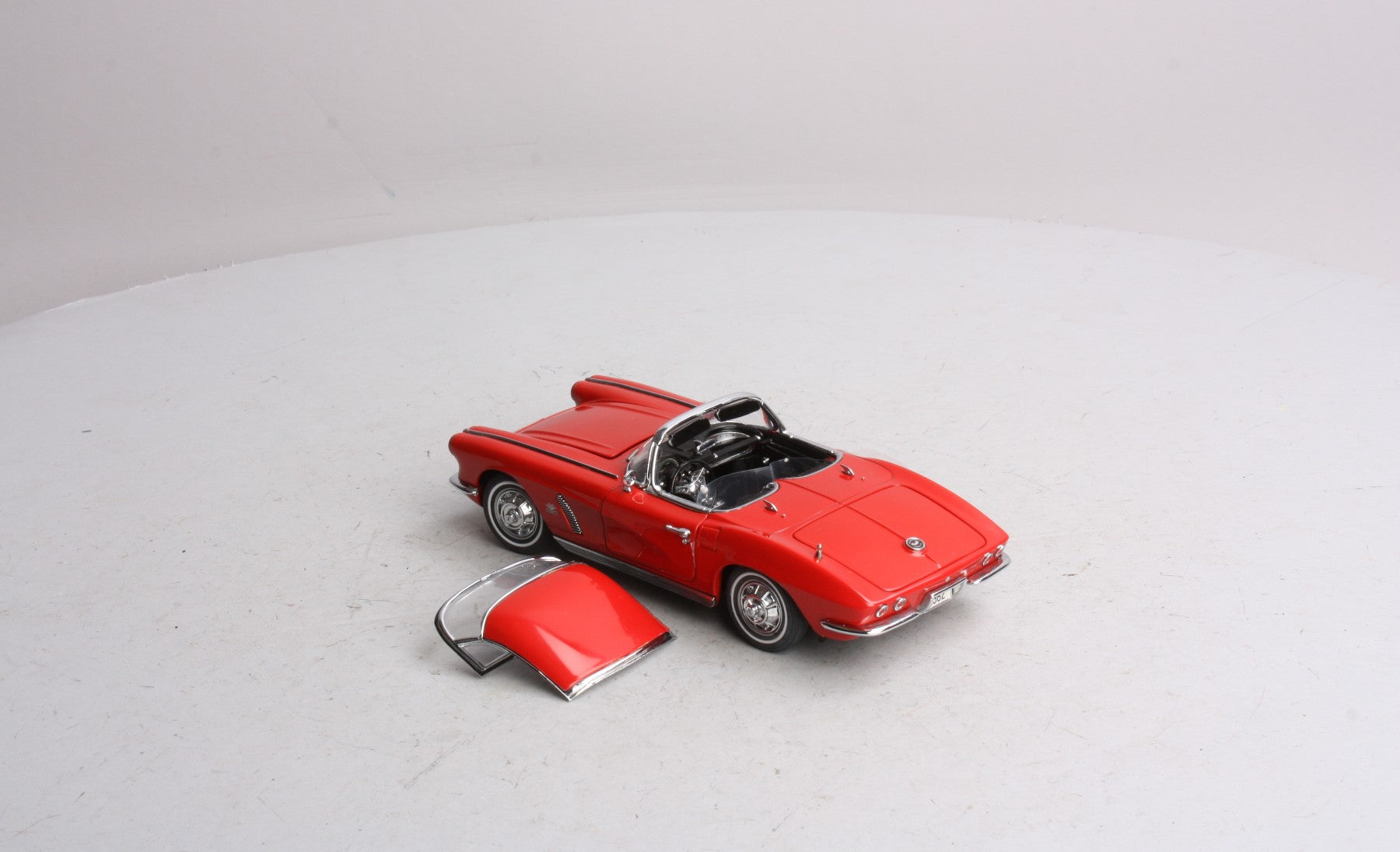 Danbury Mint 1962 1:24 Scale Red 1962 Chevrolet Corvette W/Removable Top Diecast
