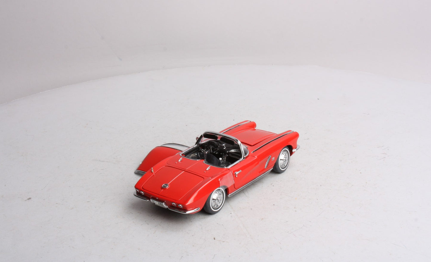 Danbury Mint 1962 1:24 Scale Red 1962 Chevrolet Corvette W/Removable Top Diecast