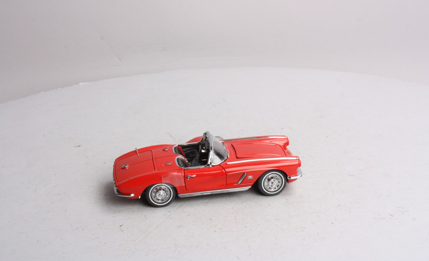 Danbury Mint 1962 1:24 Scale Red 1962 Chevrolet Corvette W/Removable Top Diecast