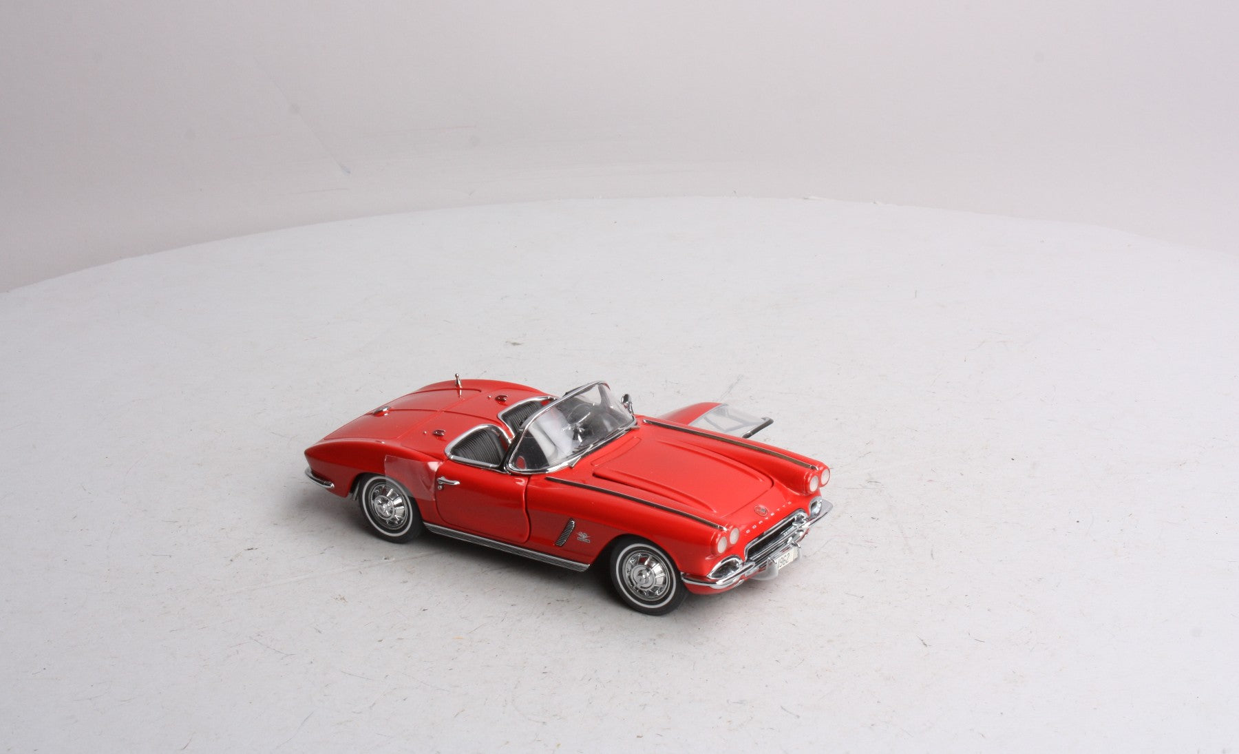 Danbury Mint 1962 1:24 Scale Red 1962 Chevrolet Corvette W/Removable Top Diecast