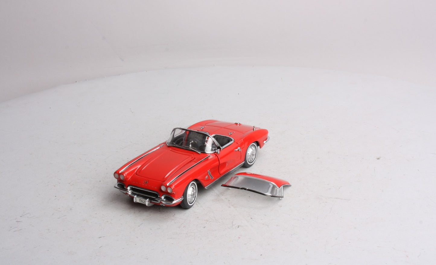 Danbury Mint 1962 1:24 Scale Red 1962 Chevrolet Corvette W/Removable Top Diecast