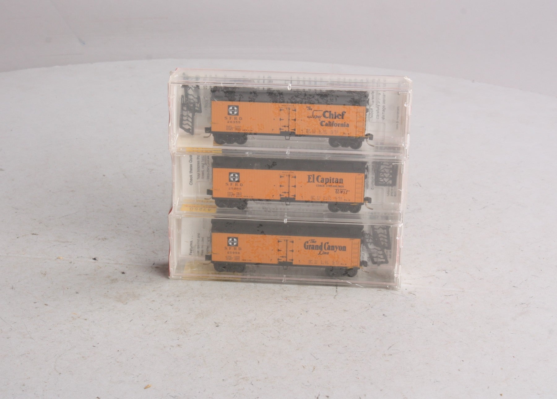 Micro-Trains 04700242 N Santa Fe 40' Double Sheathed Reefer Cars (Set of 3) MT/Box