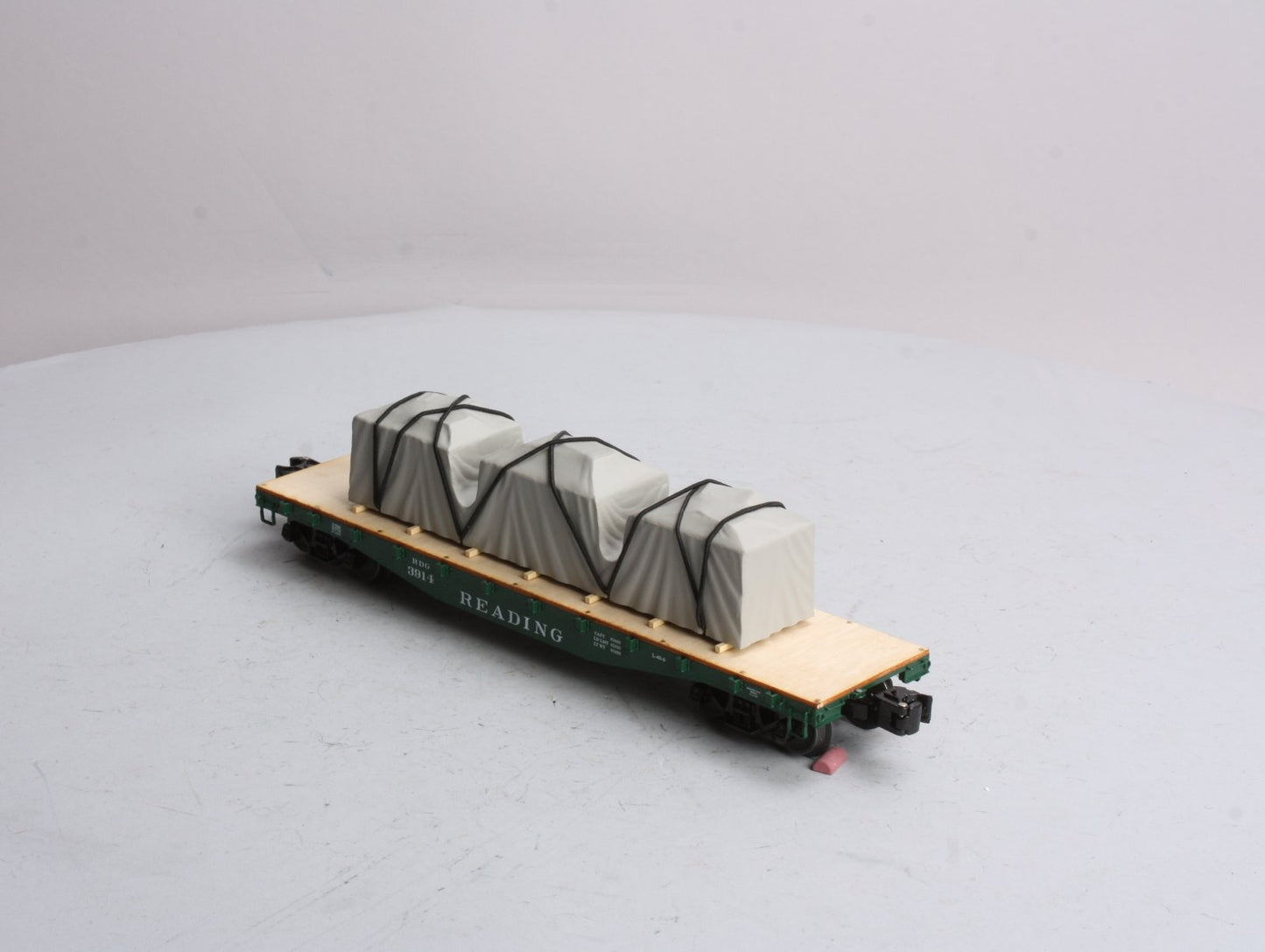 Lionel 6-27584 Reading 40' Flatcar with Covered Load LN/Box