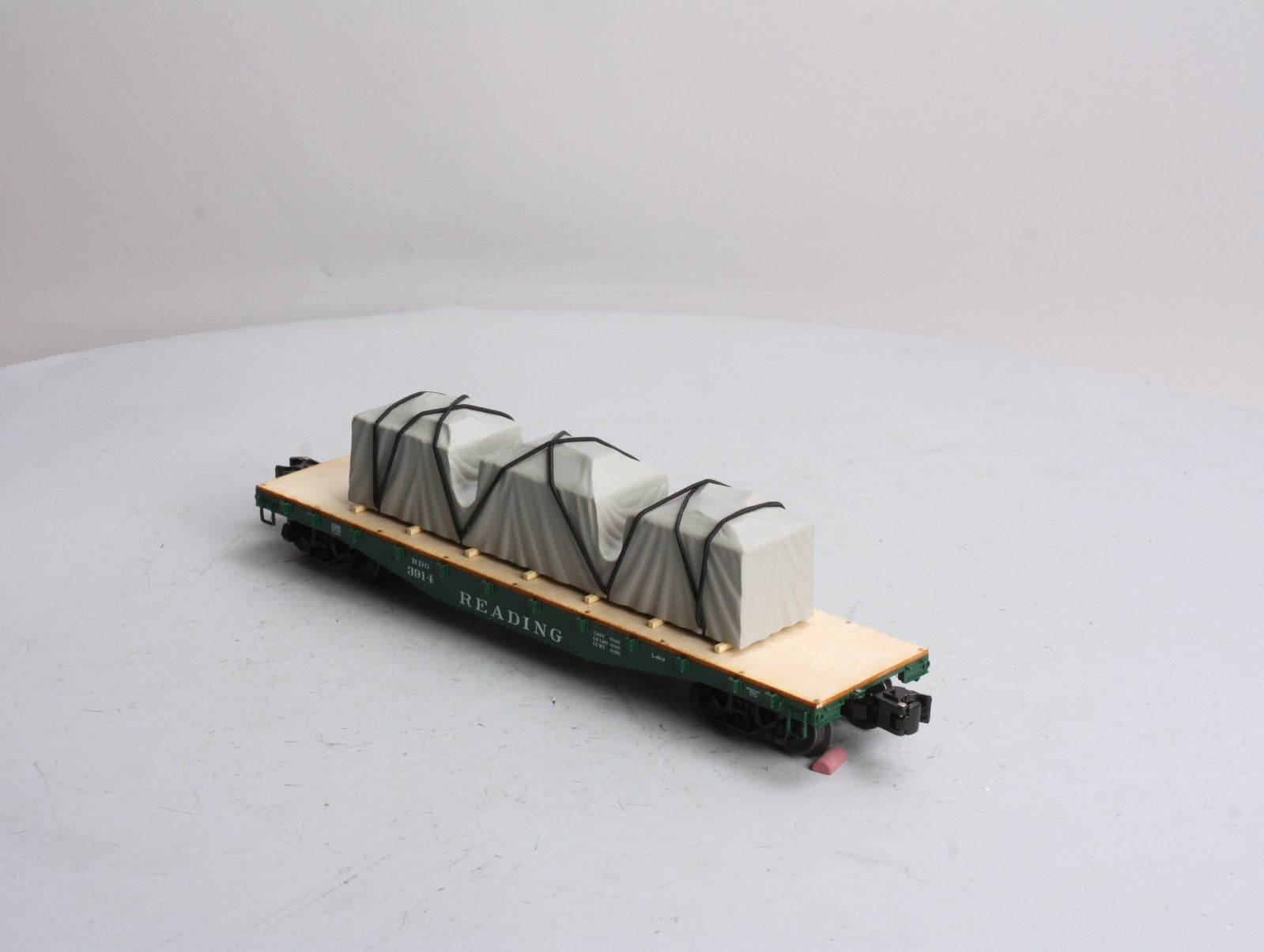 Lionel 6-27584 Reading 40' Flatcar with Covered Load LN/Box