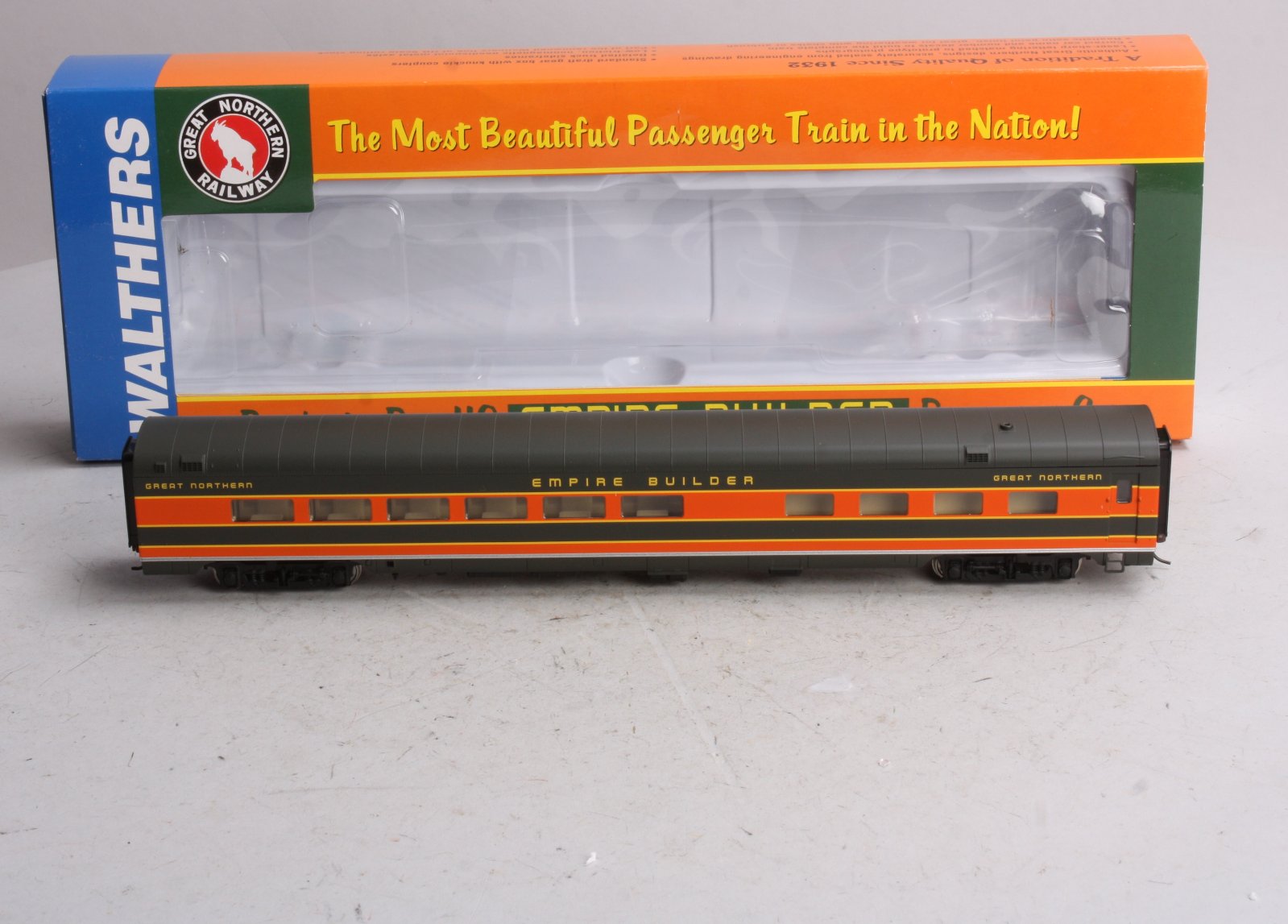 Walthers 932-9037 HO Scale GN Empire Builder Lake Series AC&F 36-Seat Diner NIB