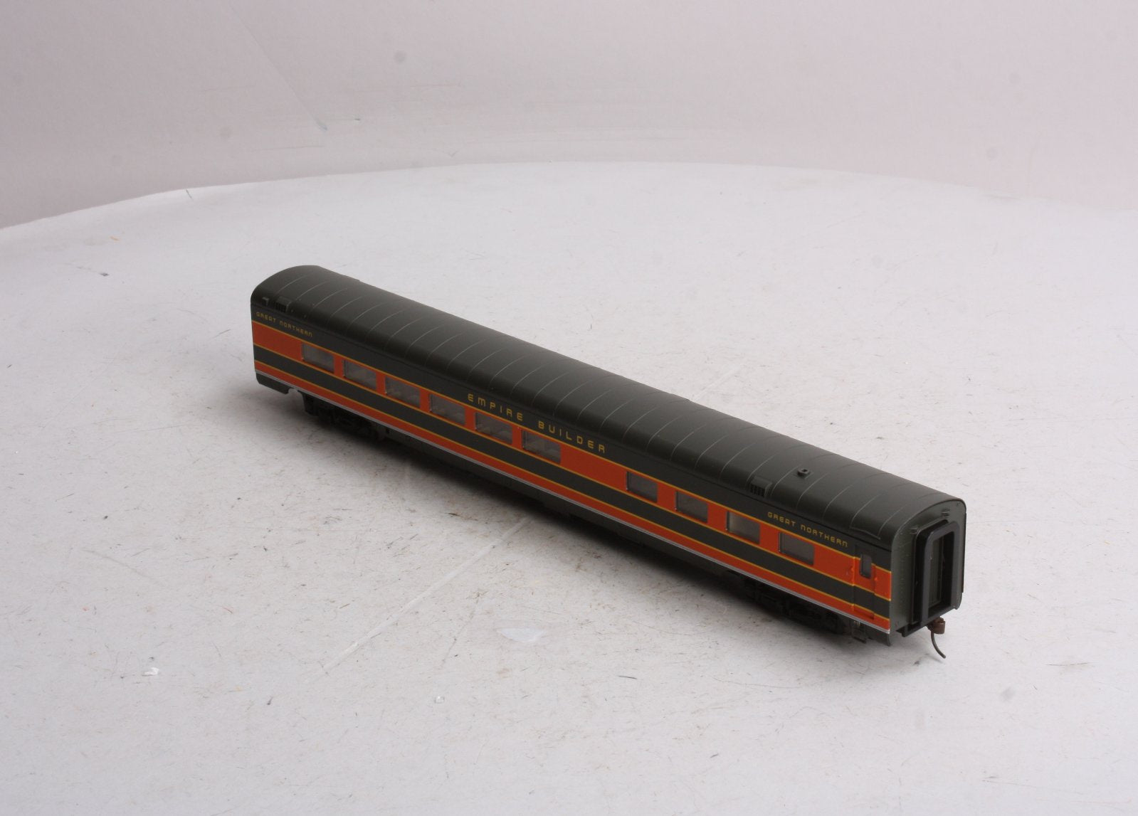 Walthers 932-9037 HO Scale GN Empire Builder Lake Series AC&F 36-Seat Diner NIB