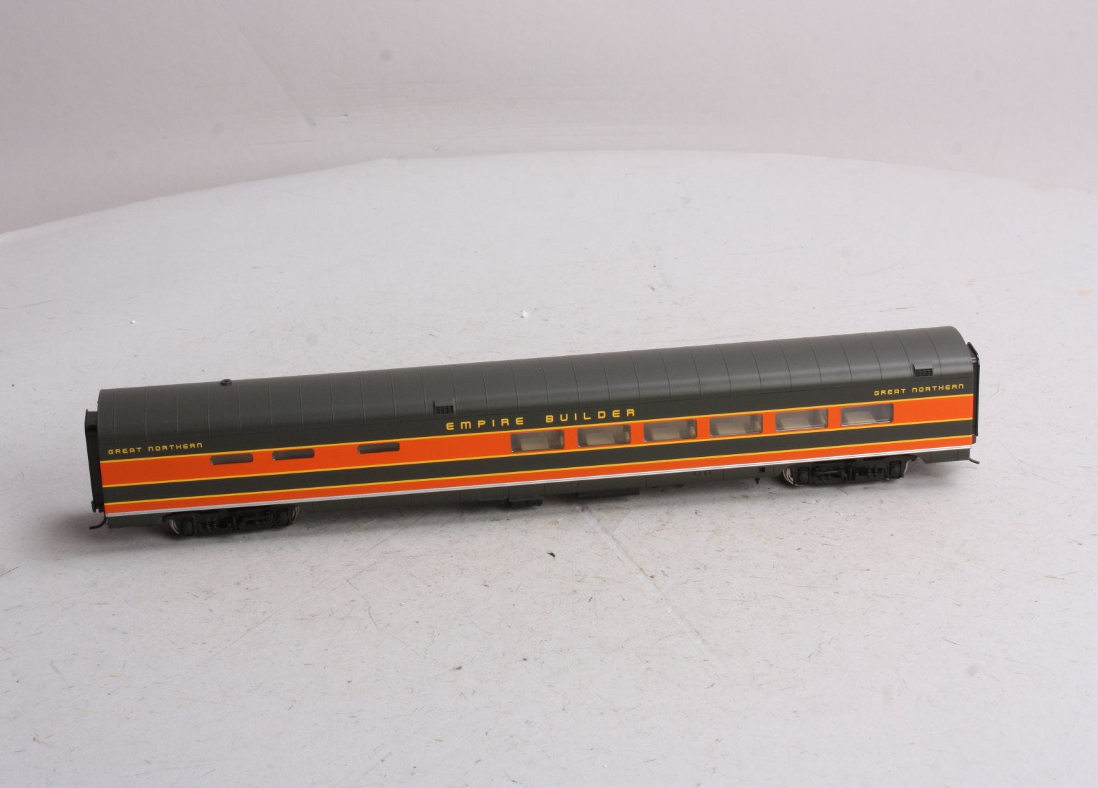 Walthers 932-9037 HO Scale GN Empire Builder Lake Series AC&F 36-Seat Diner NIB