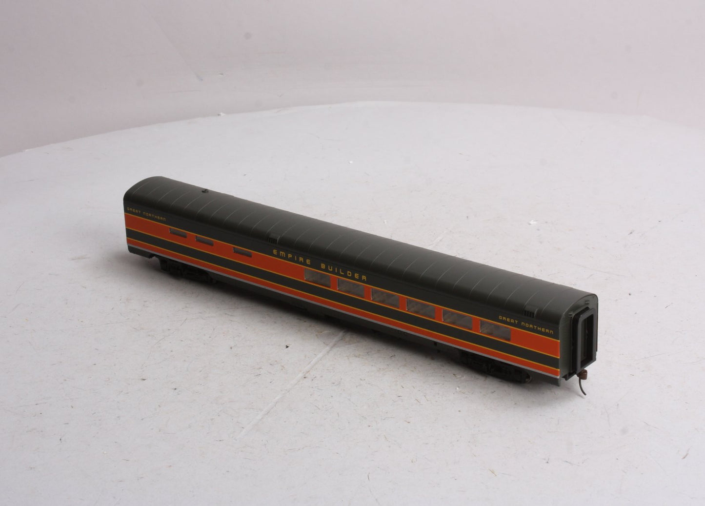 Walthers 932-9037 HO Scale GN Empire Builder Lake Series AC&F 36-Seat Diner NIB