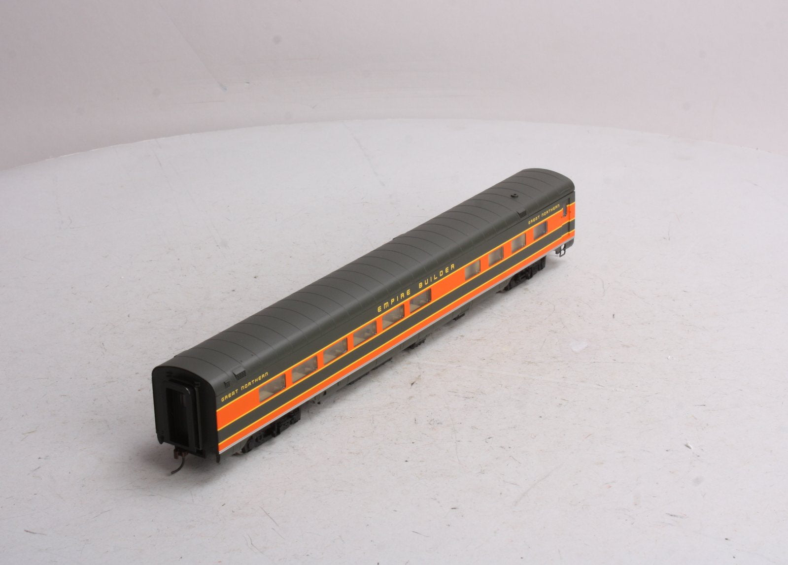 Walthers 932-9037 HO Scale GN Empire Builder Lake Series AC&F 36-Seat Diner NIB