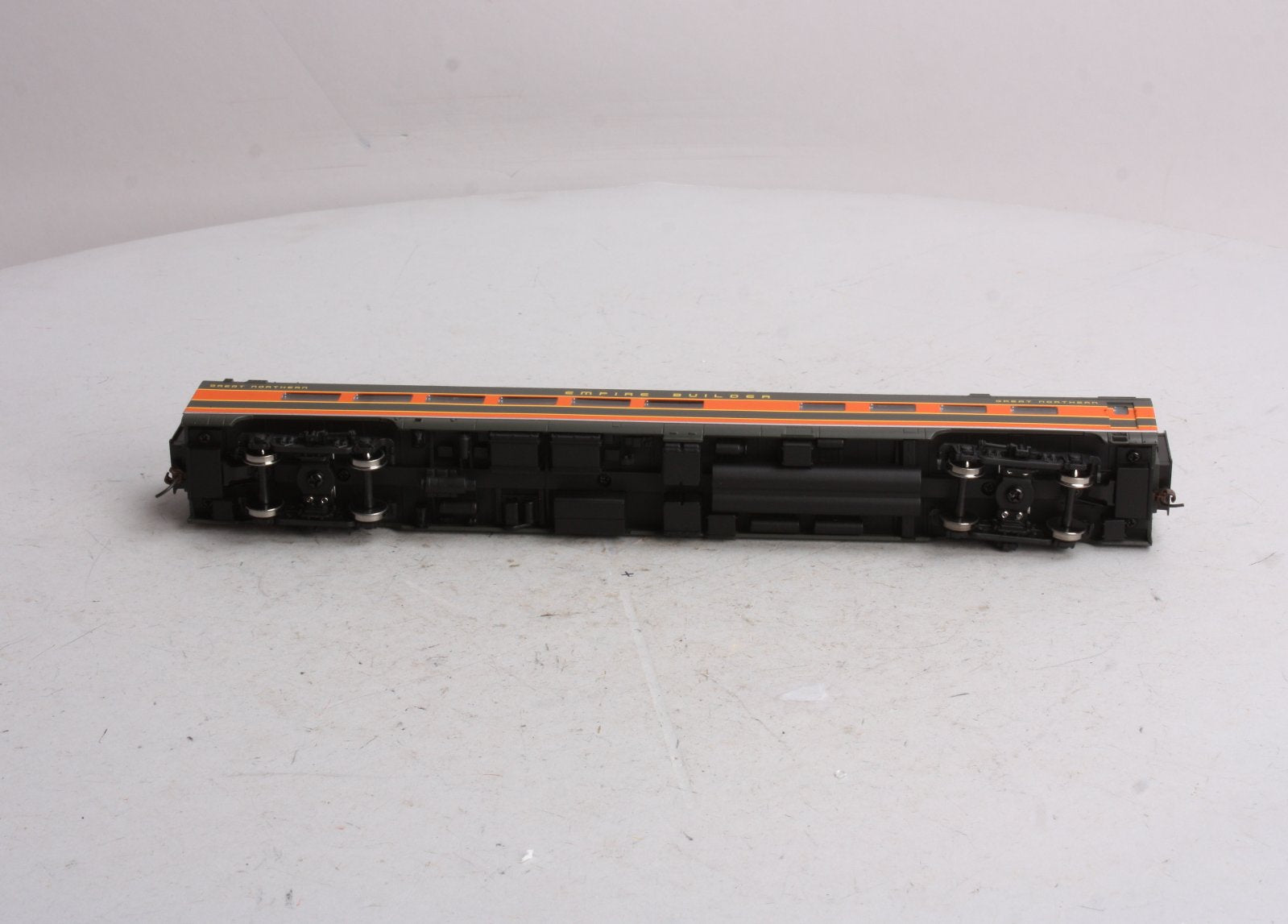 Walthers 932-9037 HO Scale GN Empire Builder Lake Series AC&F 36-Seat Diner NIB