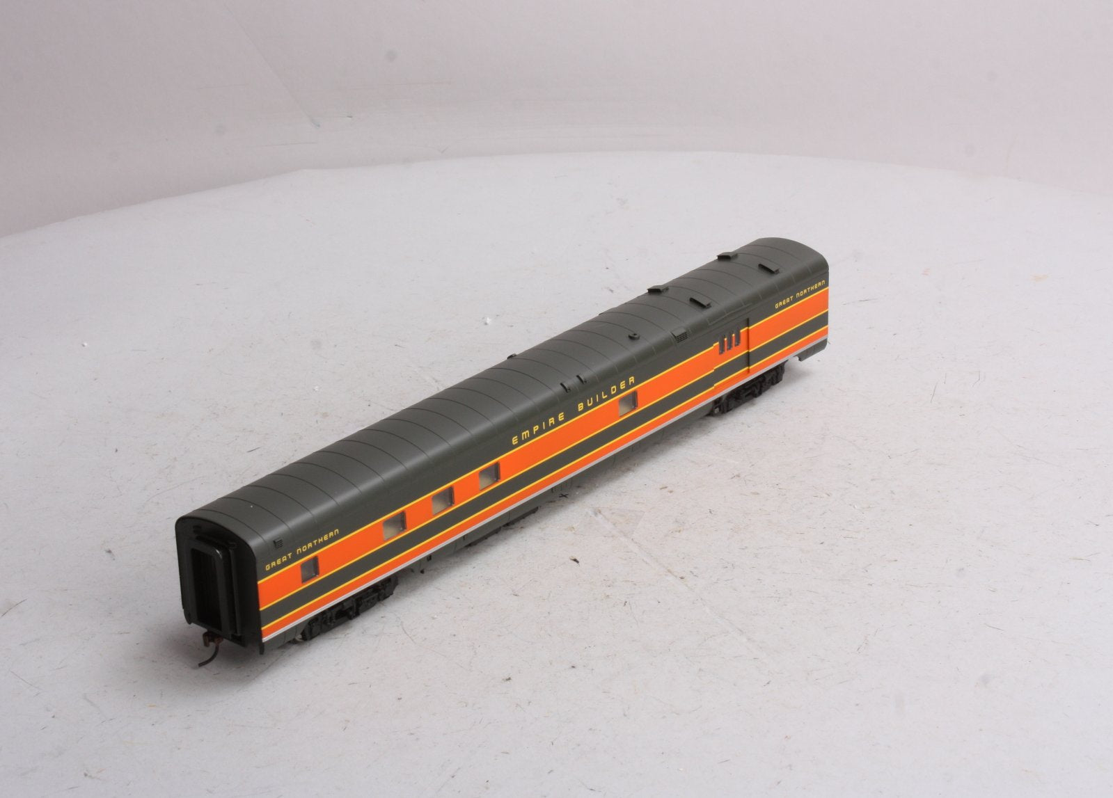 Walthers 932-9035 HO Scale Great Northern Empire Builder AC&F Baggage-Dormitory LN/Box