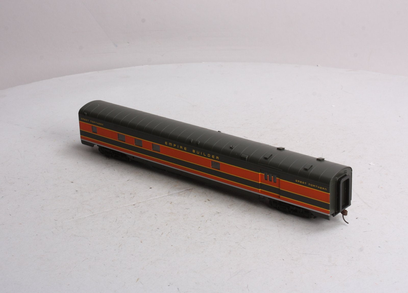 Walthers 932-9035 HO Scale Great Northern Empire Builder AC&F Baggage-Dormitory LN/Box