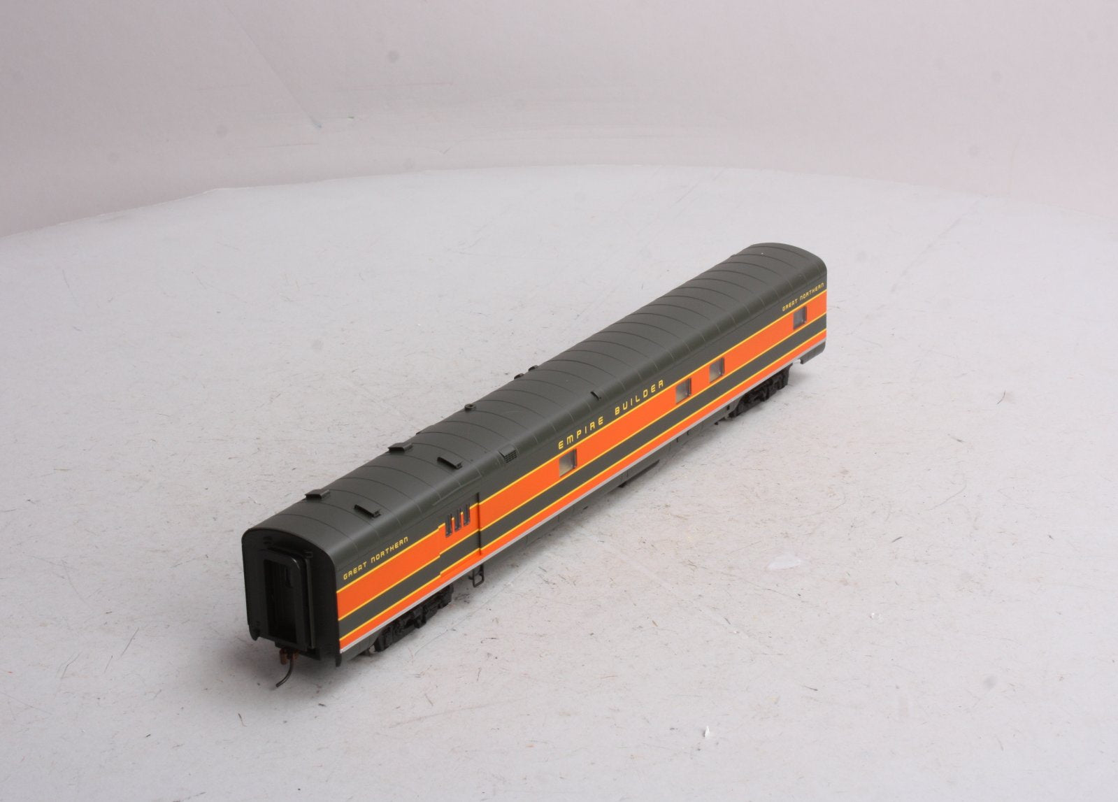 Walthers 932-9035 HO Scale Great Northern Empire Builder AC&F Baggage-Dormitory LN/Box