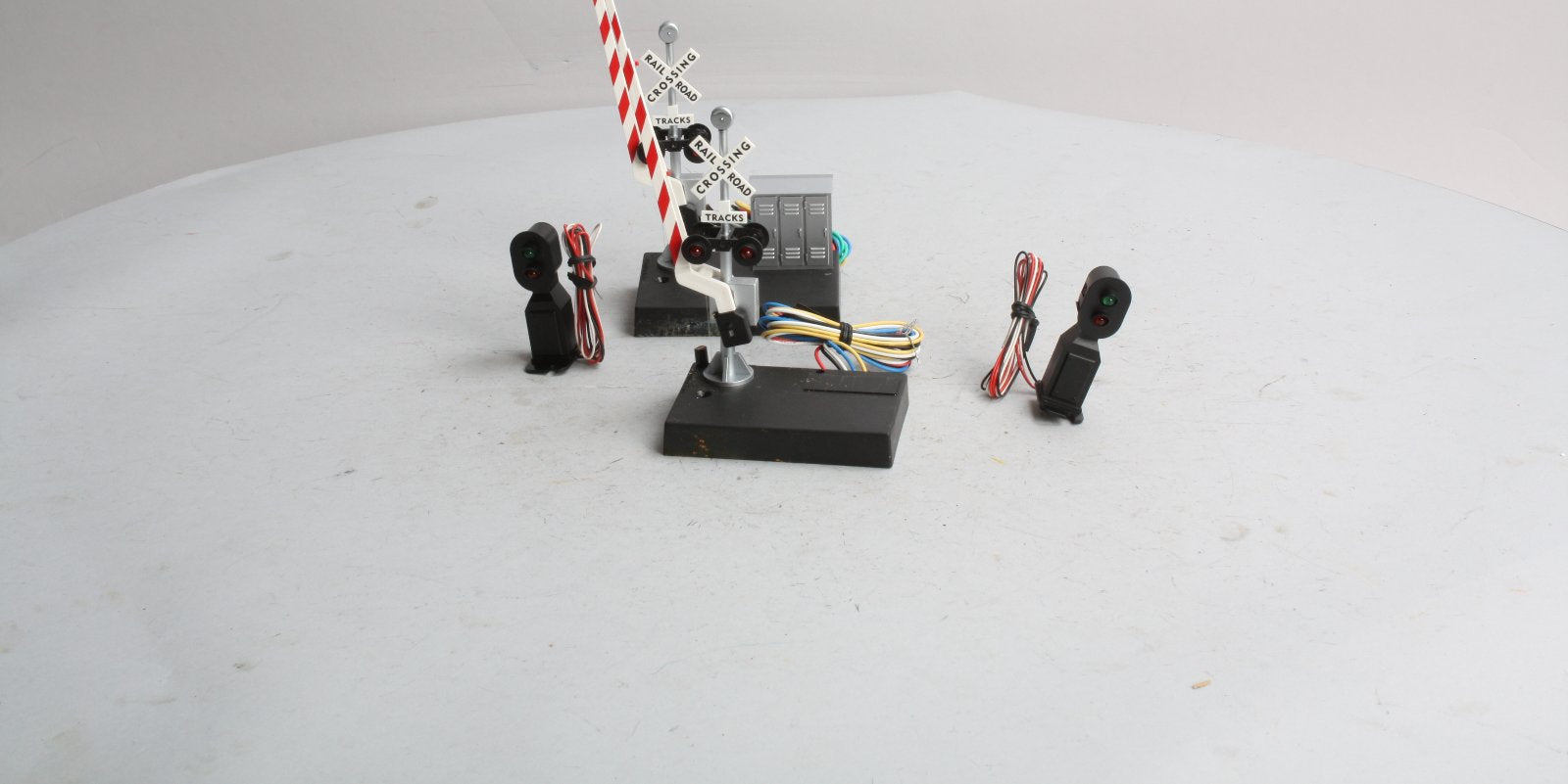 Z-Stuff DZ-1010 O Crossing Gate & Signal Pair W/Block Signal