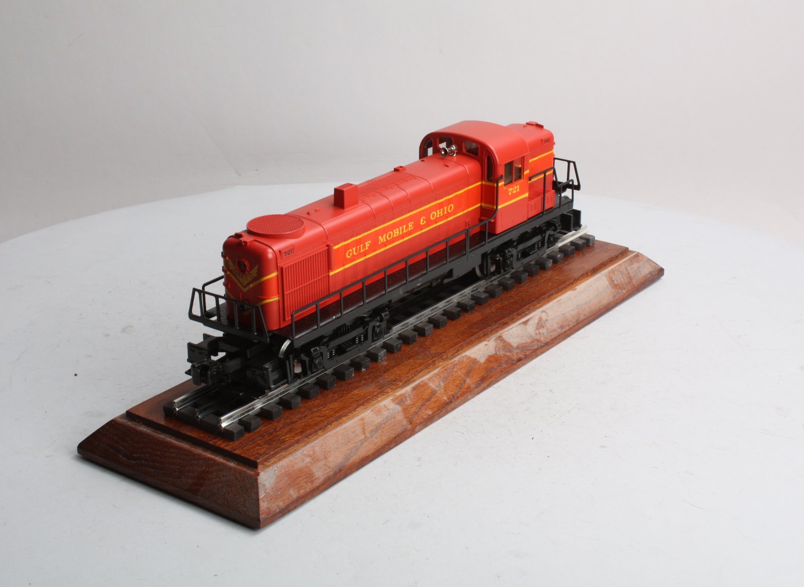 Lionel 6-18554 O Gauge GM&O RS-3 Diesel Locomotive #721 with Display Case MT/Box