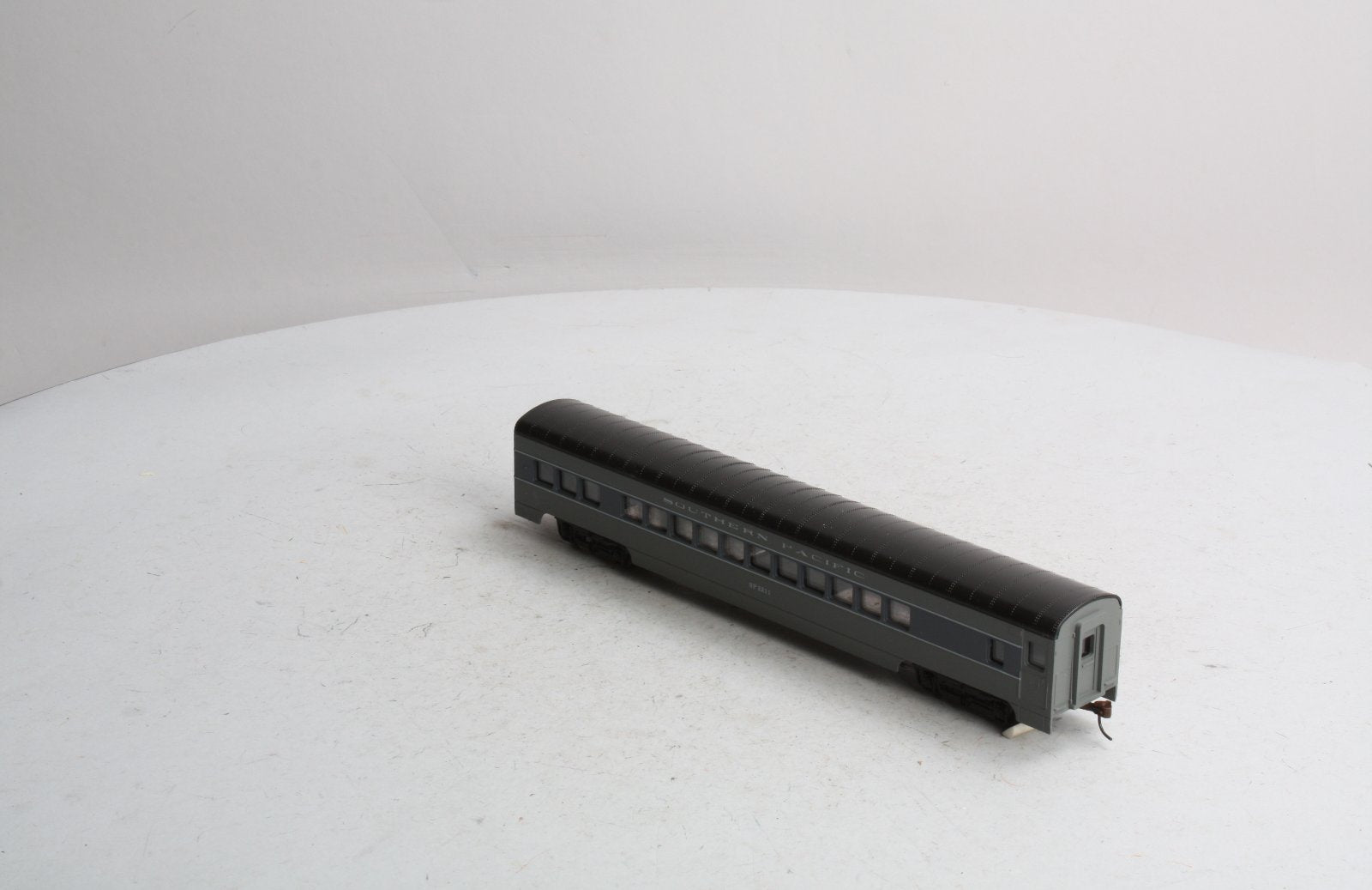 Con-Cor 0001-000914-1 HO Scale Southern Pacific 2211 72FT Passenger Car