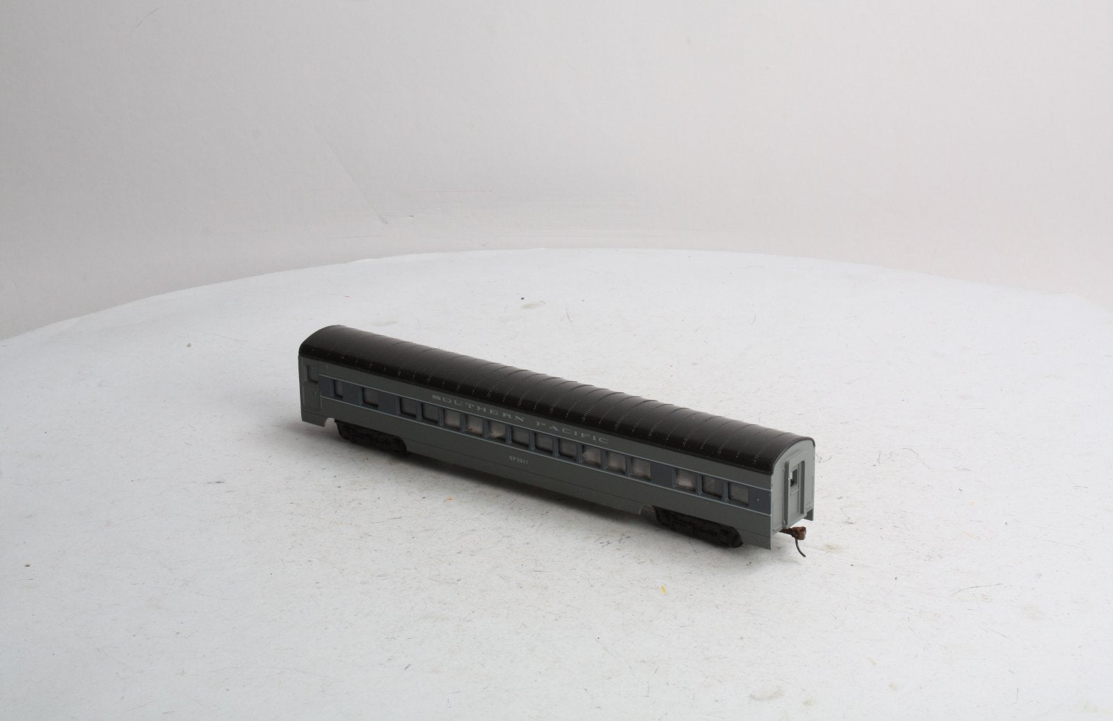 Con-Cor 0001-000914-1 HO Scale Southern Pacific 2211 72FT Passenger Car