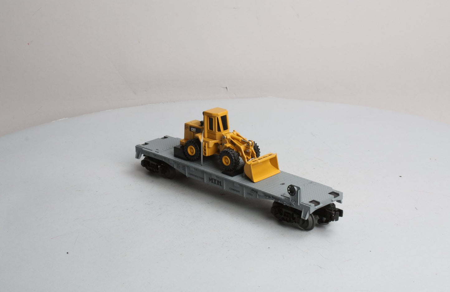 MTH 30-7619 O Gauge MTH Construction Flatcar with Ertl Front End Loader LN/Box