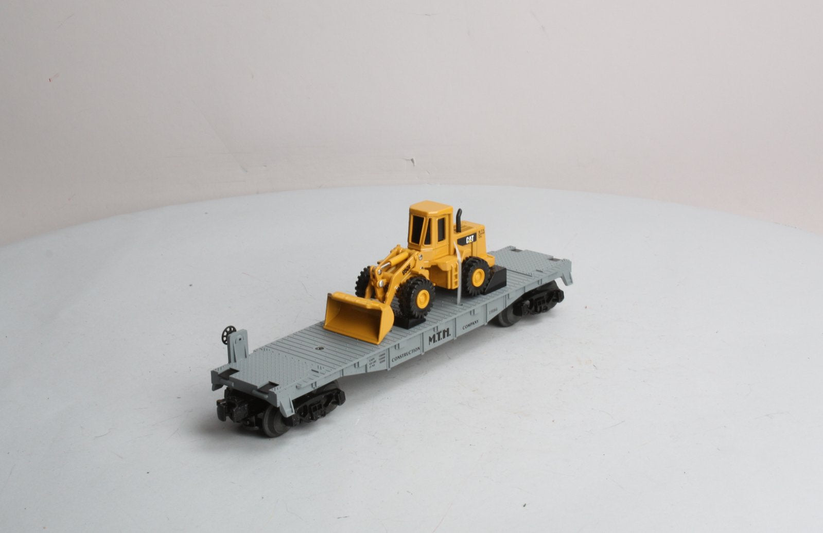 MTH 30-7619 O Gauge MTH Construction Flatcar with Ertl Front End Loader LN/Box