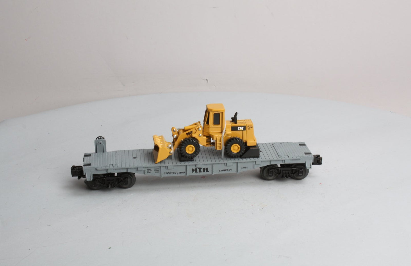 MTH 30-7619 O Gauge MTH Construction Flatcar with Ertl Front End Loader LN/Box