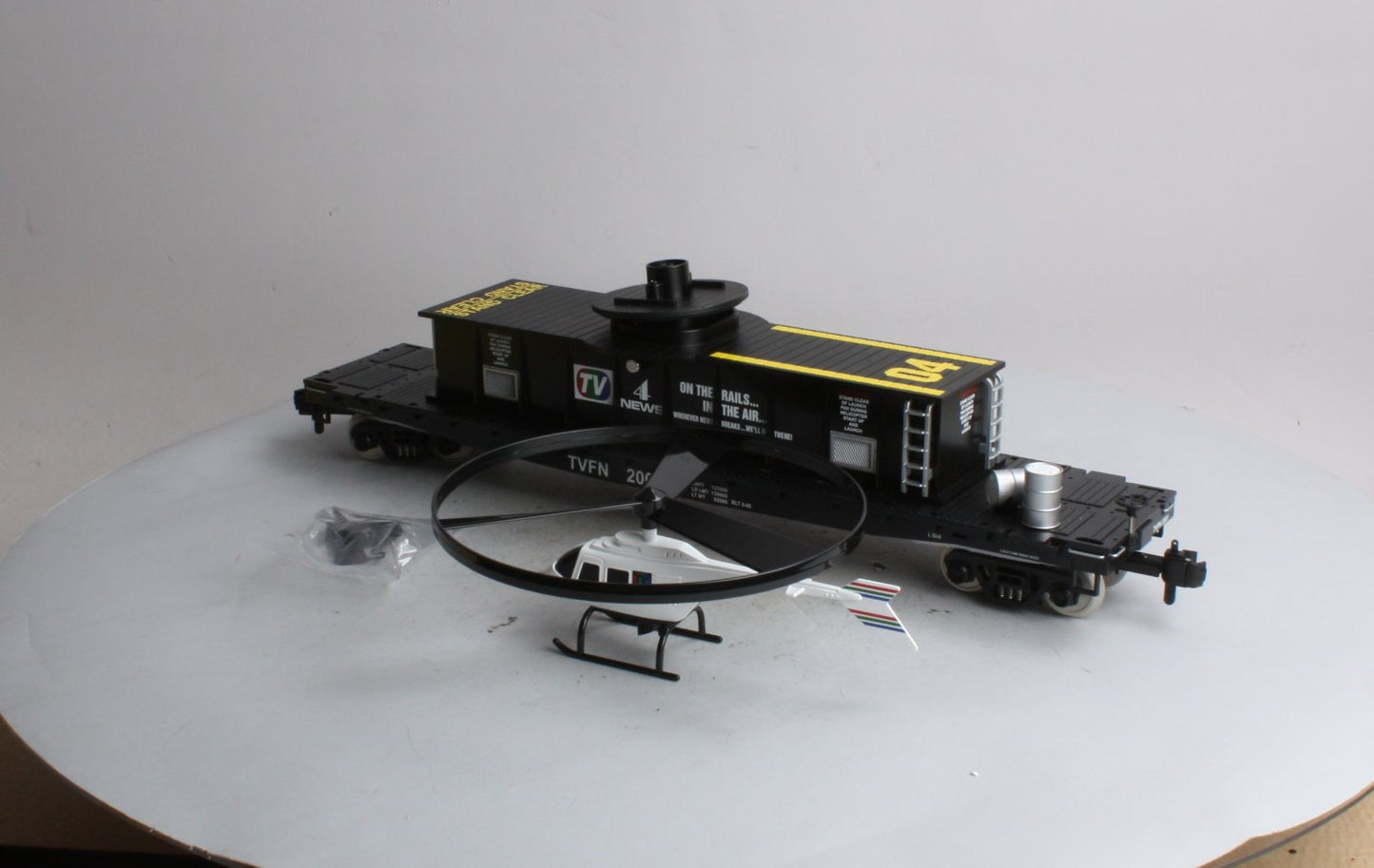 MTH 70-79013 G Scale Channel 4 News Operating Helicopter Car (Metal Wheels) MT/Box