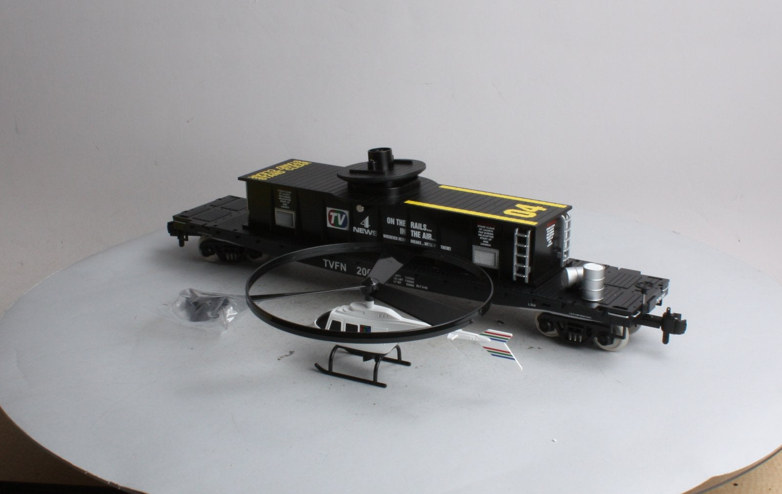 MTH 70-79013 G Scale Channel 4 News Operating Helicopter Car NIB