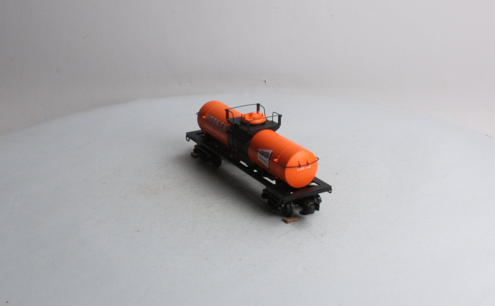 Atlas 1005002-2 O Gauge Hooker Chemicals Tank Car No.1143 (3 Rail) LN/Box