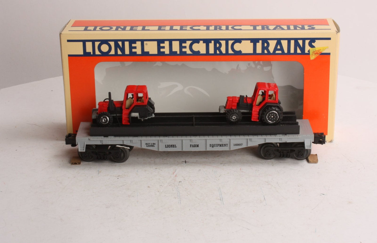Lionel 6-16907 Flatcar with 2 Farm Tractors (1 is missing) LN/Box