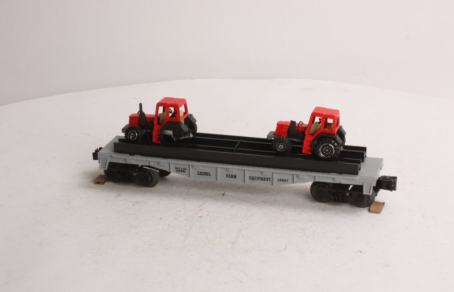 Lionel 6-16907 Flatcar with 2 Farm Tractors (1 is missing) LN/Box