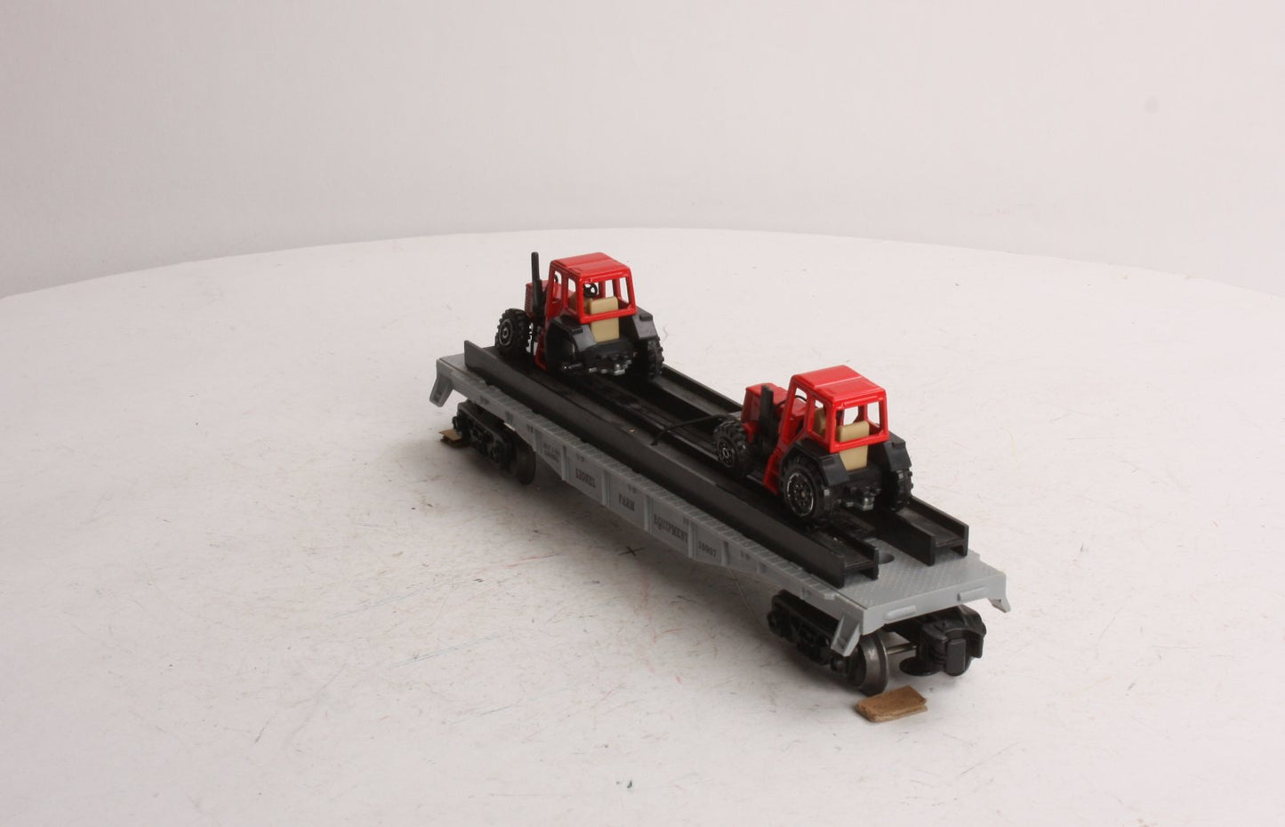 Lionel 6-16907 Flatcar with 2 Farm Tractors (1 is missing) LN/Box