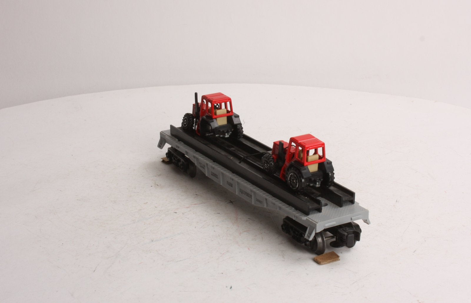 Lionel 6-16907 Flatcar with 2 Farm Tractors (1 is missing) LN/Box