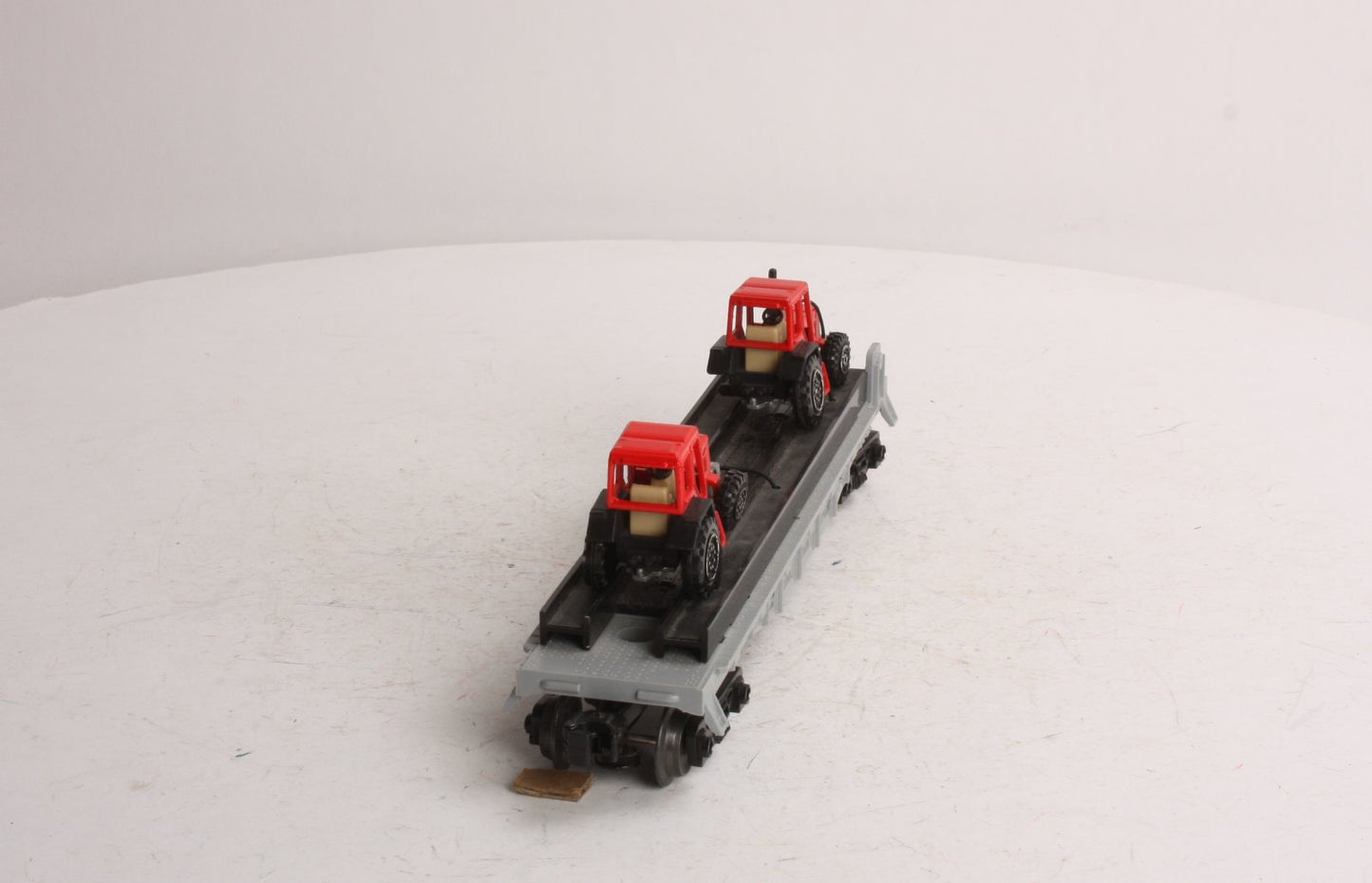 Lionel 6-16907 Flatcar with 2 Farm Tractors (1 is missing) LN/Box